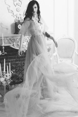 Şefkat kavramı ve saf güzellik tatlı prenses bakışında. Narin eflatun tüllü güzel bir kız romantik bir iç mekan, modern hayatta peri masalı