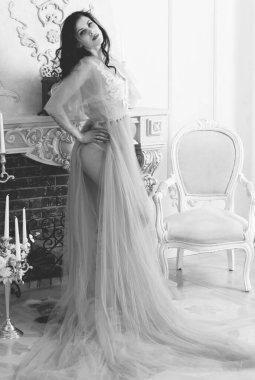 Şefkat kavramı ve saf güzellik tatlı prenses bakışında. Narin eflatun tüllü güzel bir kız romantik bir iç mekan, modern hayatta peri masalı