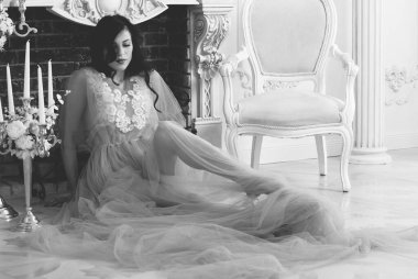 Şefkat kavramı ve saf güzellik tatlı prenses bakışında. Narin eflatun tüllü güzel bir kız romantik bir iç mekan, modern hayatta peri masalı