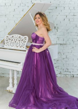 Mor elbiseli romantik kadın, modaya uygun bir konsept.