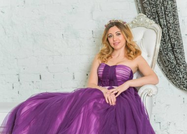 Mor elbiseli romantik kadın, modaya uygun bir konsept.