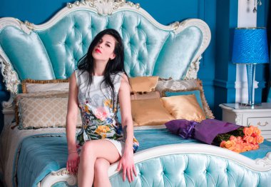 Evin içinde poz veren zayıf vücutlu çekici bir bayan. Baştan çıkarıcı seksi esmer kadınlar, doğal Avrupa klasik güzelliği.