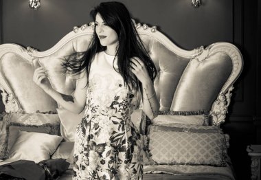 Evin içinde poz veren zayıf vücutlu çekici bir bayan. Baştan çıkarıcı seksi esmer kadınlar, doğal Avrupa klasik güzelliği.