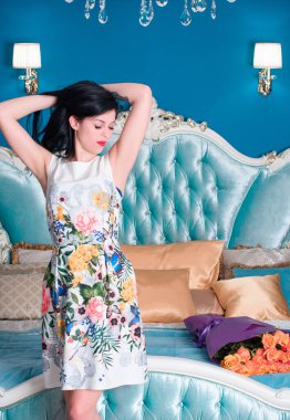 Evin içinde poz veren zayıf vücutlu çekici bir bayan. Baştan çıkarıcı seksi esmer kadınlar, doğal Avrupa klasik güzelliği.