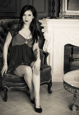 Evin içinde poz veren zayıf vücutlu çekici bir bayan. Baştan çıkarıcı seksi esmer kadınlar, doğal Avrupa klasik güzelliği.