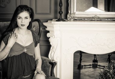 Evin içinde poz veren zayıf vücutlu çekici bir bayan. Baştan çıkarıcı seksi esmer kadınlar, doğal Avrupa klasik güzelliği.