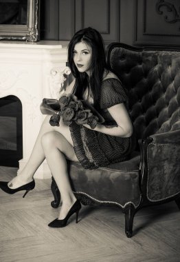 Evin içinde poz veren zayıf vücutlu çekici bir bayan. Baştan çıkarıcı seksi esmer kadınlar, doğal Avrupa klasik güzelliği.