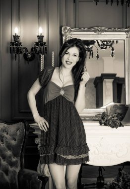 Evin içinde poz veren zayıf vücutlu çekici bir bayan. Baştan çıkarıcı seksi esmer kadınlar, doğal Avrupa klasik güzelliği.