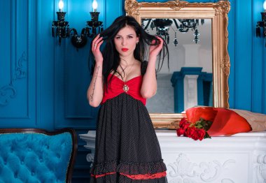 Evin içinde poz veren zayıf vücutlu çekici bir bayan. Baştan çıkarıcı seksi esmer kadınlar, doğal Avrupa klasik güzelliği.