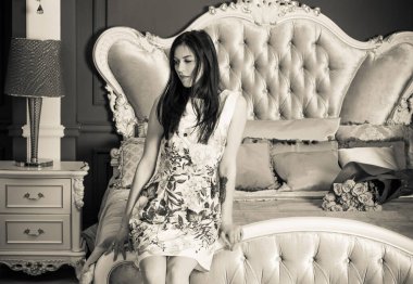 Evin içinde poz veren zayıf vücutlu çekici bir bayan. Baştan çıkarıcı seksi esmer kadınlar, doğal Avrupa klasik güzelliği.