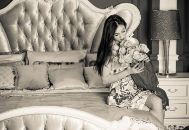 Evin içinde poz veren zayıf vücutlu çekici bir bayan. Baştan çıkarıcı seksi esmer kadınlar, doğal Avrupa klasik güzelliği.