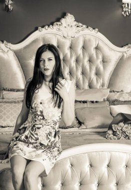 Evin içinde poz veren zayıf vücutlu çekici bir bayan. Baştan çıkarıcı seksi esmer kadınlar, doğal Avrupa klasik güzelliği.