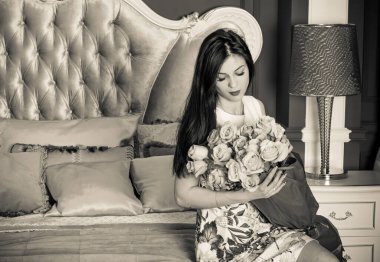 Evin içinde poz veren zayıf vücutlu çekici bir bayan. Baştan çıkarıcı seksi esmer kadınlar, doğal Avrupa klasik güzelliği.