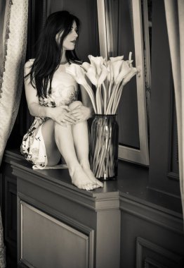 Evin içinde poz veren zayıf vücutlu çekici bir bayan. Baştan çıkarıcı seksi esmer kadınlar, doğal Avrupa klasik güzelliği.