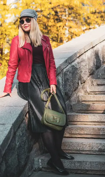 Mutlu gülümseyen güzel ve büyük beden modeli. Güneşli bir günde gülümseyen büyük kızı kapatıyoruz. Yeni çağ güzelliğinin fotoğrafı, sonbahar zamanı.