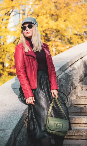 Mutlu gülümseyen güzel ve büyük beden modeli. Güneşli bir günde gülümseyen büyük kızı kapatıyoruz. Yeni çağ güzelliğinin fotoğrafı, sonbahar zamanı.