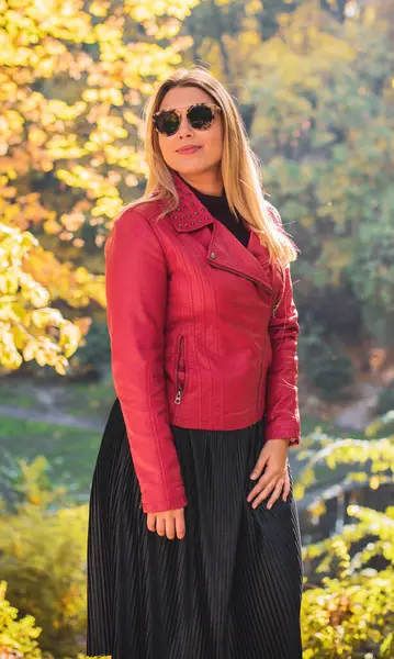 Sonbahar - sonbahar sezonu, büyük beden kadınlar için gündelik tarz. Moda kıyafetleri ve kıyafet malzemeleri.