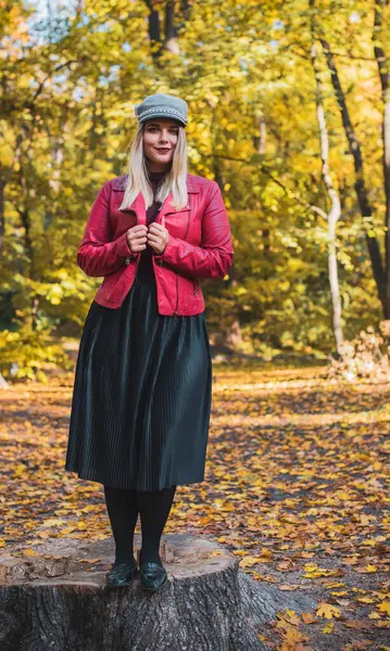 Sonbahar - sonbahar sezonu, büyük beden kadınlar için gündelik tarz. Moda kıyafetleri ve kıyafet malzemeleri.