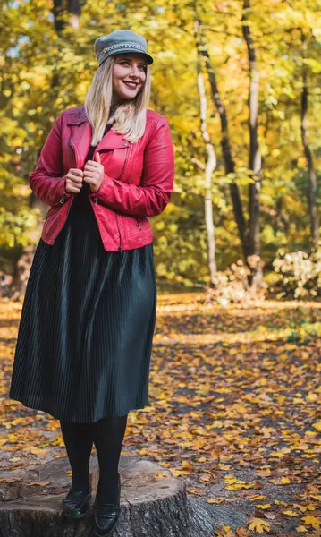 Sonbahar - sonbahar sezonu, büyük beden kadınlar için gündelik tarz. Moda kıyafetleri ve kıyafet malzemeleri.