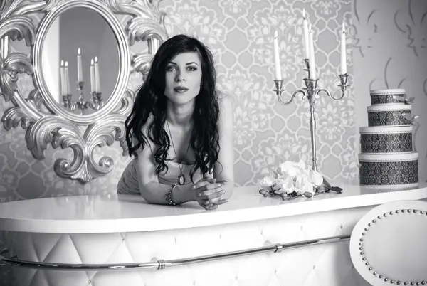 Evin içinde poz veren zayıf vücutlu çekici bir bayan. Şehvetli iç çamaşırı giyen bir kadın. Baştan çıkarıcı seksi esmer kadınlar, doğal Avrupa klasik güzelliği.