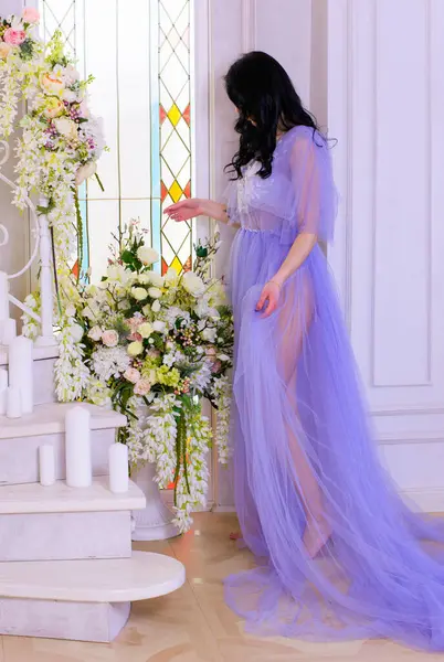 Şefkat kavramı ve saf güzellik tatlı prenses bakışında. Narin eflatun tüllü güzel bir kız romantik bir iç mekan, modern hayatta peri masalı