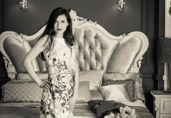 Evin içinde poz veren zayıf vücutlu çekici bir bayan. Baştan çıkarıcı seksi esmer kadınlar, doğal Avrupa klasik güzelliği.