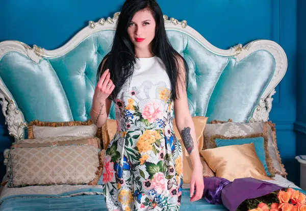 Evin içinde poz veren zayıf vücutlu çekici bir bayan. Baştan çıkarıcı seksi esmer kadınlar, doğal Avrupa klasik güzelliği.