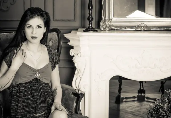 Evin içinde poz veren zayıf vücutlu çekici bir bayan. Baştan çıkarıcı seksi esmer kadınlar, doğal Avrupa klasik güzelliği.