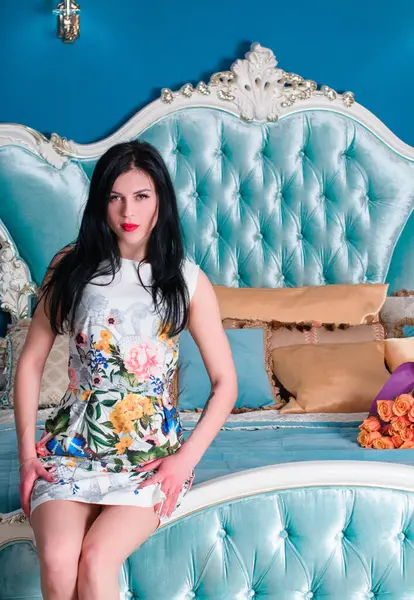 Evin içinde poz veren zayıf vücutlu çekici bir bayan. Baştan çıkarıcı seksi esmer kadınlar, doğal Avrupa klasik güzelliği.