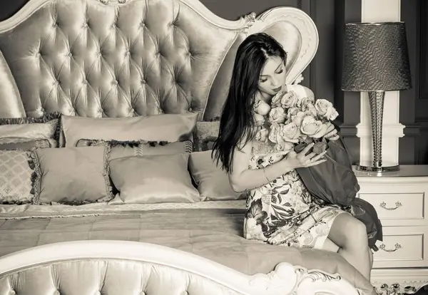 Evin içinde poz veren zayıf vücutlu çekici bir bayan. Baştan çıkarıcı seksi esmer kadınlar, doğal Avrupa klasik güzelliği.