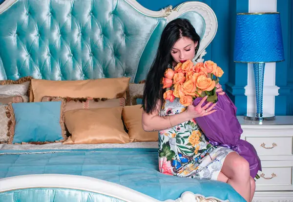 Evin içinde poz veren zayıf vücutlu çekici bir bayan. Baştan çıkarıcı seksi esmer kadınlar, doğal Avrupa klasik güzelliği.