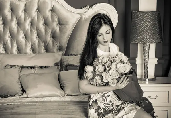 Evin içinde poz veren zayıf vücutlu çekici bir bayan. Baştan çıkarıcı seksi esmer kadınlar, doğal Avrupa klasik güzelliği.