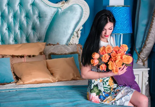 Evin içinde poz veren zayıf vücutlu çekici bir bayan. Baştan çıkarıcı seksi esmer kadınlar, doğal Avrupa klasik güzelliği.