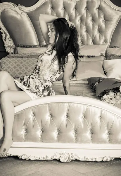 Evin içinde poz veren zayıf vücutlu çekici bir bayan. Baştan çıkarıcı seksi esmer kadınlar, doğal Avrupa klasik güzelliği.