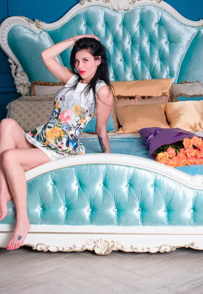 Evin içinde poz veren zayıf vücutlu çekici bir bayan. Baştan çıkarıcı seksi esmer kadınlar, doğal Avrupa klasik güzelliği.