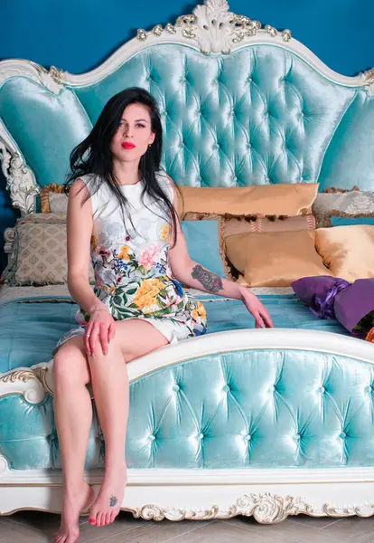 Evin içinde poz veren zayıf vücutlu çekici bir bayan. Baştan çıkarıcı seksi esmer kadınlar, doğal Avrupa klasik güzelliği.