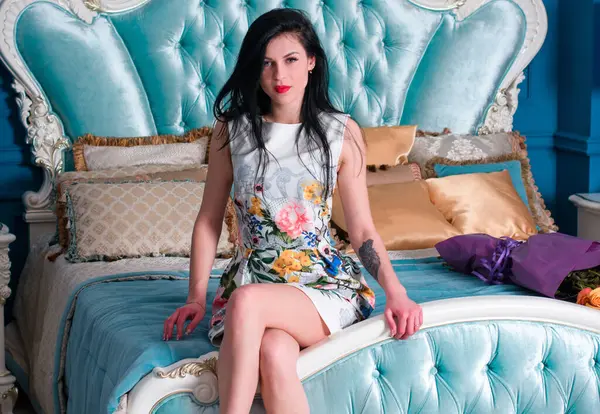 Evin içinde poz veren zayıf vücutlu çekici bir bayan. Baştan çıkarıcı seksi esmer kadınlar, doğal Avrupa klasik güzelliği.