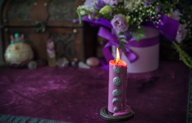 Sahasrara çakrası. Bir mum yakma duası. Mor Gizemcilik ve Üstünlük Aletleri. İlahi Kilidi Açmak