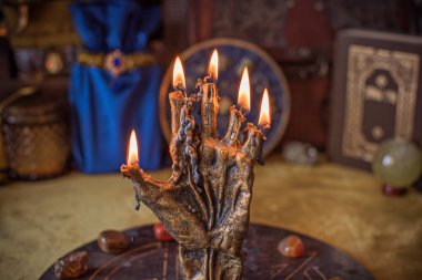 Mars, Venüs, Satürn ve Jüpiter sembolleriyle mistik el yazısı, ezoterik astroloji sanatı