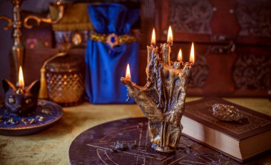 Mars, Venüs, Satürn ve Jüpiter sembolleriyle mistik el yazısı, ezoterik astroloji sanatı