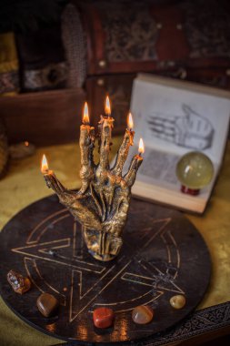 Mars, Venüs, Satürn ve Jüpiter sembolleriyle mistik el yazısı, ezoterik astroloji sanatı