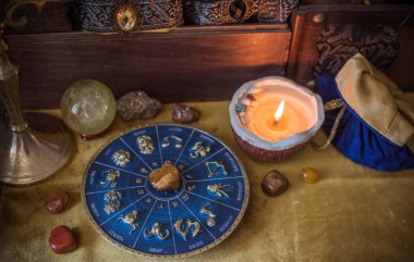 Sihirli sunak, yanan mum, mistik el ve altın kumaş üzerinde antik büyü kitabı.