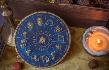 Sihirli sunak, yanan mum, mistik el ve altın kumaş üzerinde antik büyü kitabı.