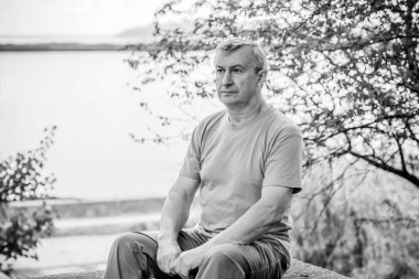 Düşünceli Avrupalı son sınıf öğrencisi, yansımanın duygusal portresi ve hayat zorlukları. Dışarıdaki 5565 yaşındaki bir adamın duygusal portresi.