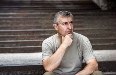 Düşünceli Avrupalı son sınıf öğrencisi, yansımanın duygusal portresi ve hayat zorlukları. Dışarıdaki 5565 yaşındaki bir adamın duygusal portresi.