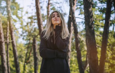 Sonbahar sisinde gotik orman cadısı. Karanlık Akademi, mistik ve cadı portresi