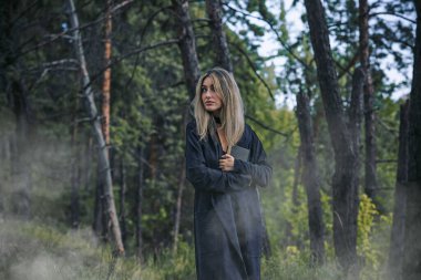 Sonbahar sisinde gotik orman cadısı. Karanlık Akademi, mistik ve cadı portresi