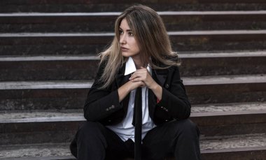 Beyaz gömlekli, siyah kravatlı, okul ceketli, Millennials tarzı asi bir genç. Eski okul ceketli üniversiteli asi kız, 90 'lı yılların kampüs tarzı portresi.