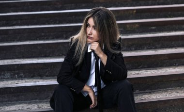 Beyaz gömlekli, siyah kravatlı, okul ceketli, Millennials tarzı asi bir genç. Eski okul ceketli üniversiteli asi kız, 90 'lı yılların kampüs tarzı portresi.