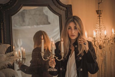 Mistik gece atmosferinde mum taşıyan zarif bir bayan. Cadılar Bayramı kavramı ya da herhangi bir gizemli sahne, gotik güzellik, ruhani ritüel, iç güç